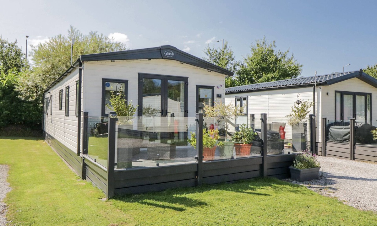 Tewitfield Cottage | Lilac Lodge