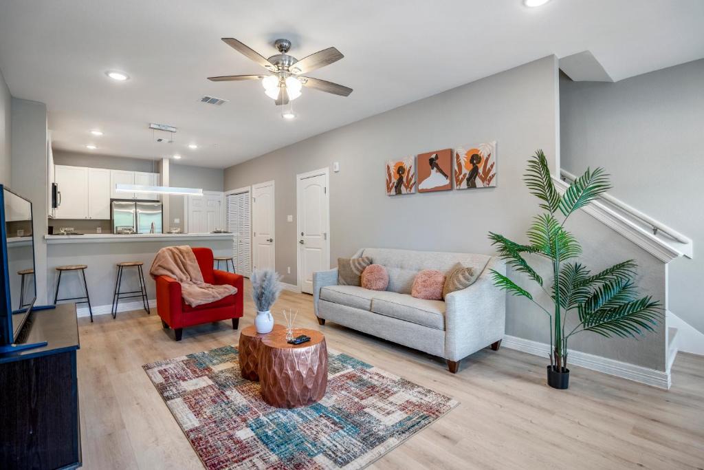 North Houston House | Lilly Cottage