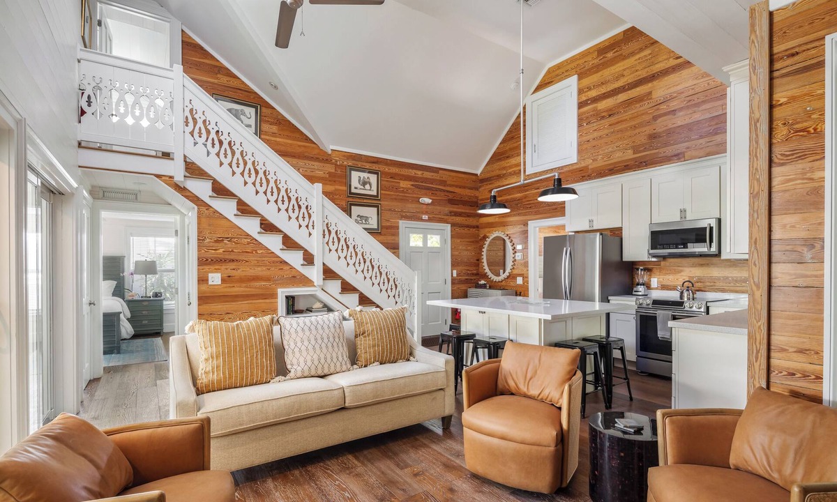 Uptown - Upper Duval House | ~LILLY'S PAD~ Upscale elegance with a private pool and parking!