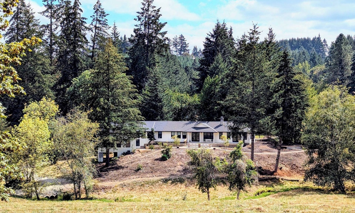 Newberg House | Lince House ~ In the Center of it All!
