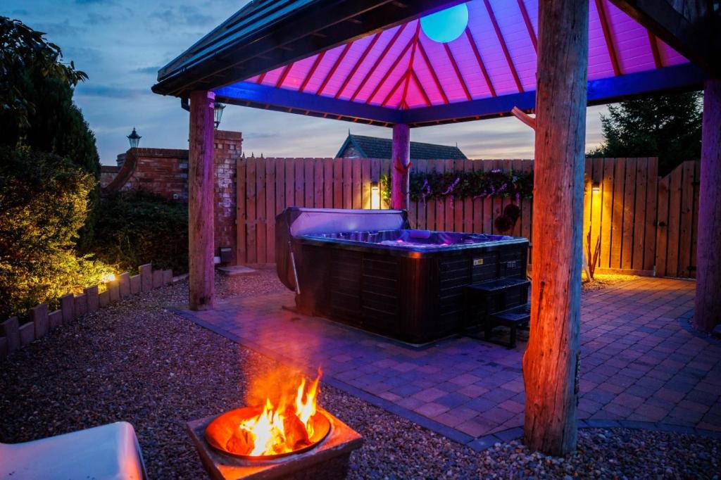Lincoln House | Lincoln Holiday Retreat Lodge with Private Hot Tub