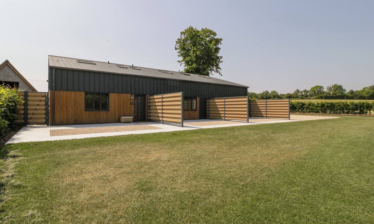 Wincanton Cottage | LINDEN BARN, pet friendly, luxury holiday cottage in Wincanton