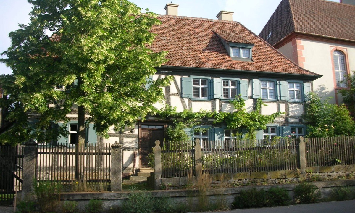 Geckenheim House | Listed old timbered house with garden