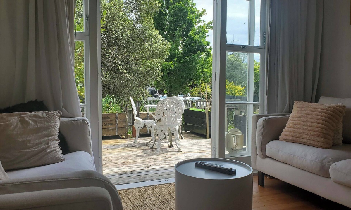Hamilton East House | Little Architectural House in Iconic Hamilton Hayes Paddock Neighborhood.