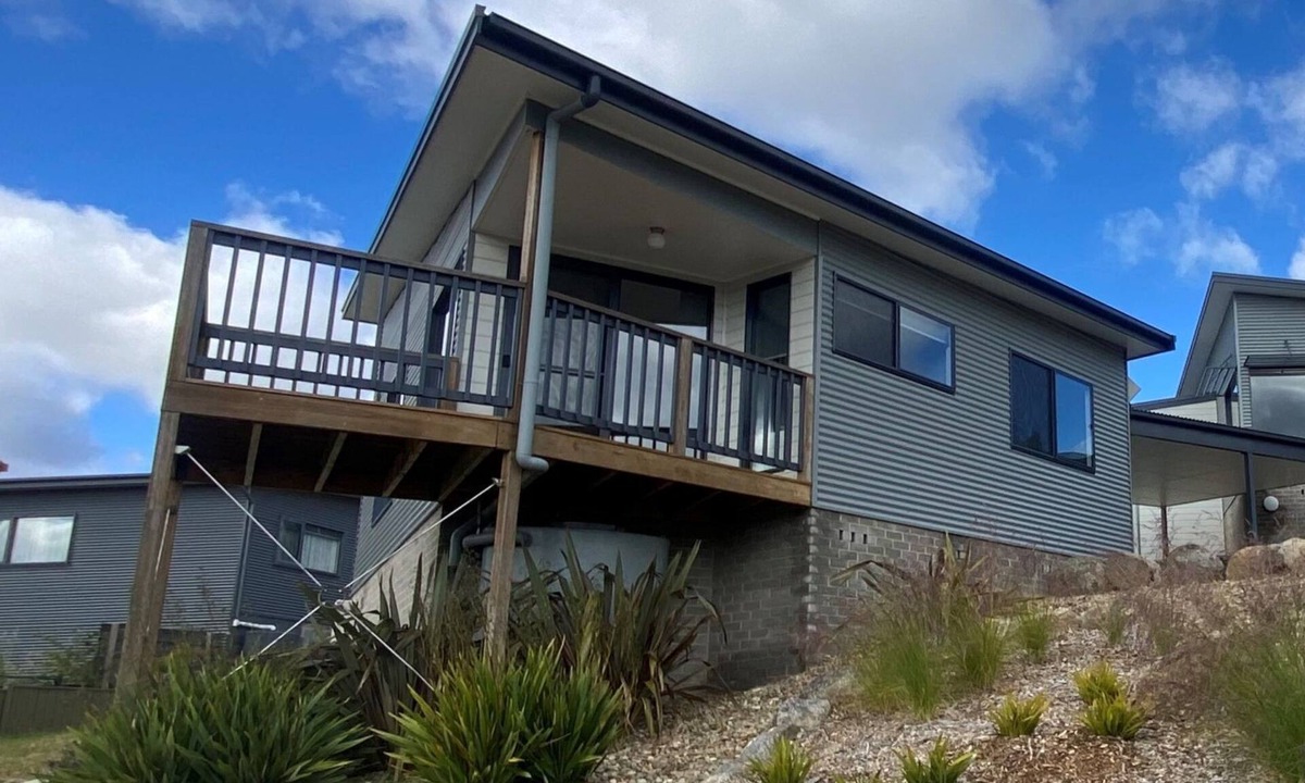 East Jindabyne Cabin | Little Bivvy located high up in Tyrolean Village with spectacular views over Lake Jindabyne