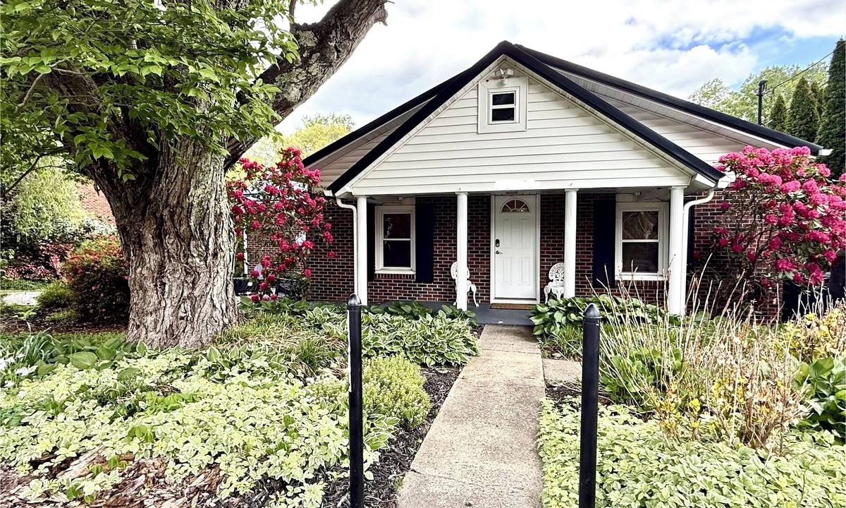 Fayetteville House | Little Brick House - 10min from New River Gorge Bridge