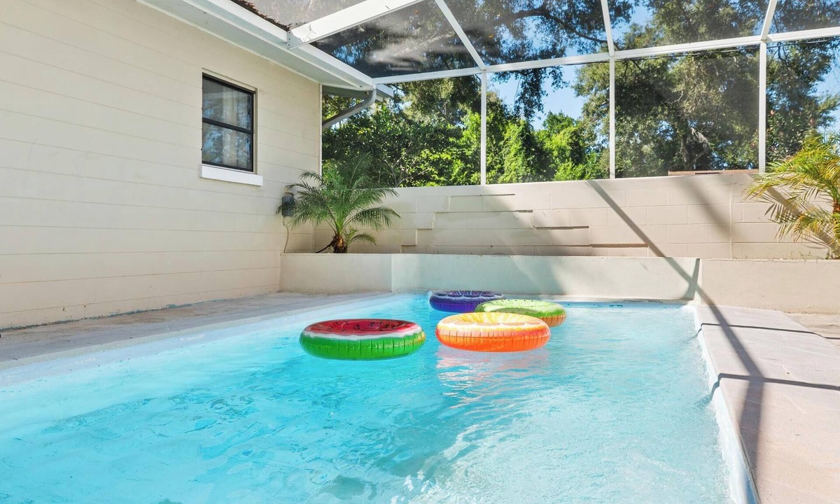 Cypress Gardens House | Little Haven — Winter Haven's top-rated 3BR/2BA with private pool & modern amenities. Sleeps 8. Minutes from LEGOLAND Florida, Walt Disney World, Universal Studios & SeaWorld. Perfect for family vacations, reunions & Orlando getaways. Instant book!