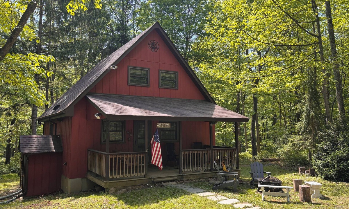 Berkeley Springs Cabin | Little Red Cabin in Coolfont Mountainside Community, Berkeley Springs, WV