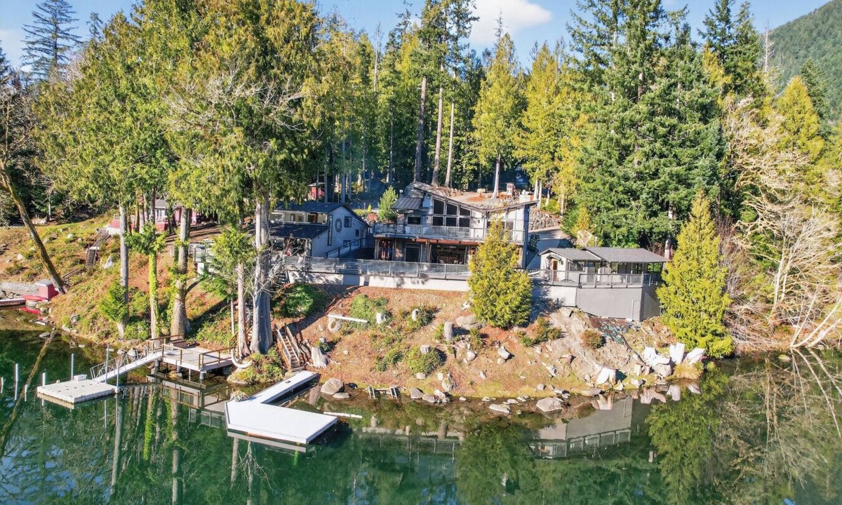 Port Angeles House | Living Waters Lodge | A Family-Friendly Lakefront Olympic Peninsula Retreat