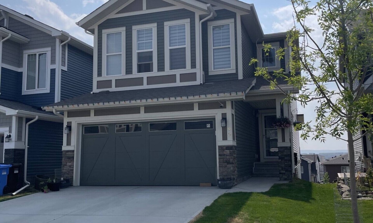 Calgary House | Livingston Two Bedrooms Suite