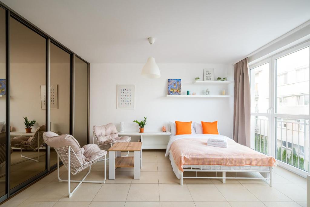 Grochow Apartment | Liwiecka Bright Studio by BookingHost