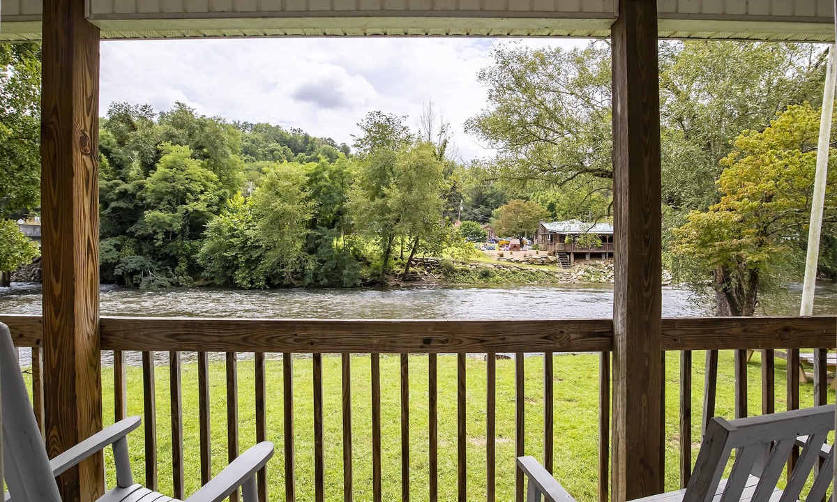 Cherokee Hotel | Lloyd's On The River Country Inn By OYO