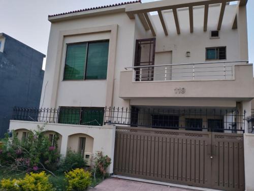 E-11 Sector Bed & Breakfast | LMC Accommodation E-11-1