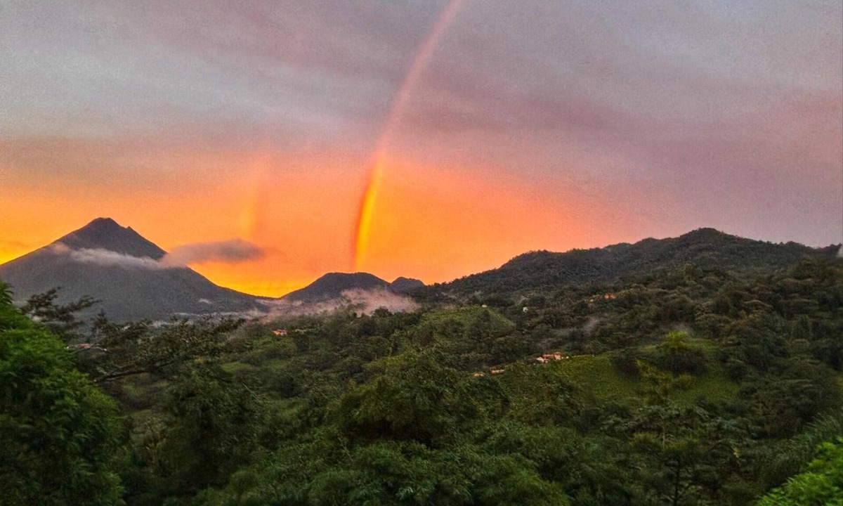 La Fortuna Cabin | Lodge With Volcano and Lake Arenal Magnificent Views in the Tropical Forest.