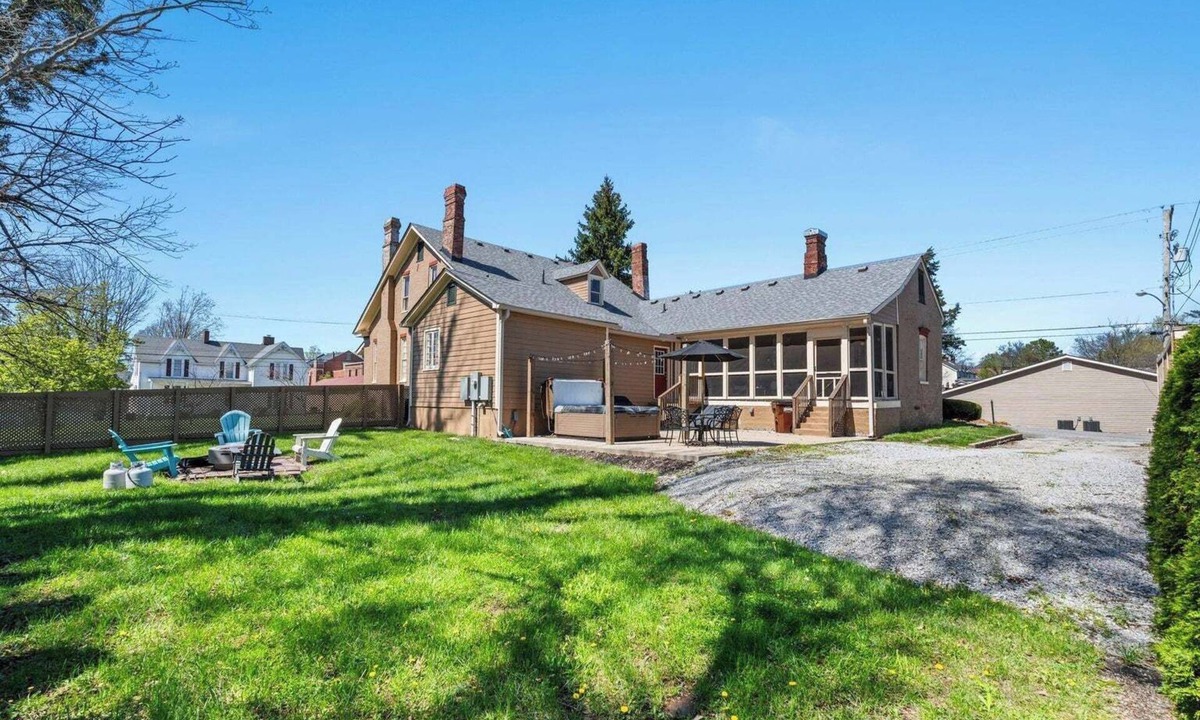 Springfield House | Locally Owned Historic Pope House: BRBNTrail FunZone! 3900sqft! Hottub! Fishing!