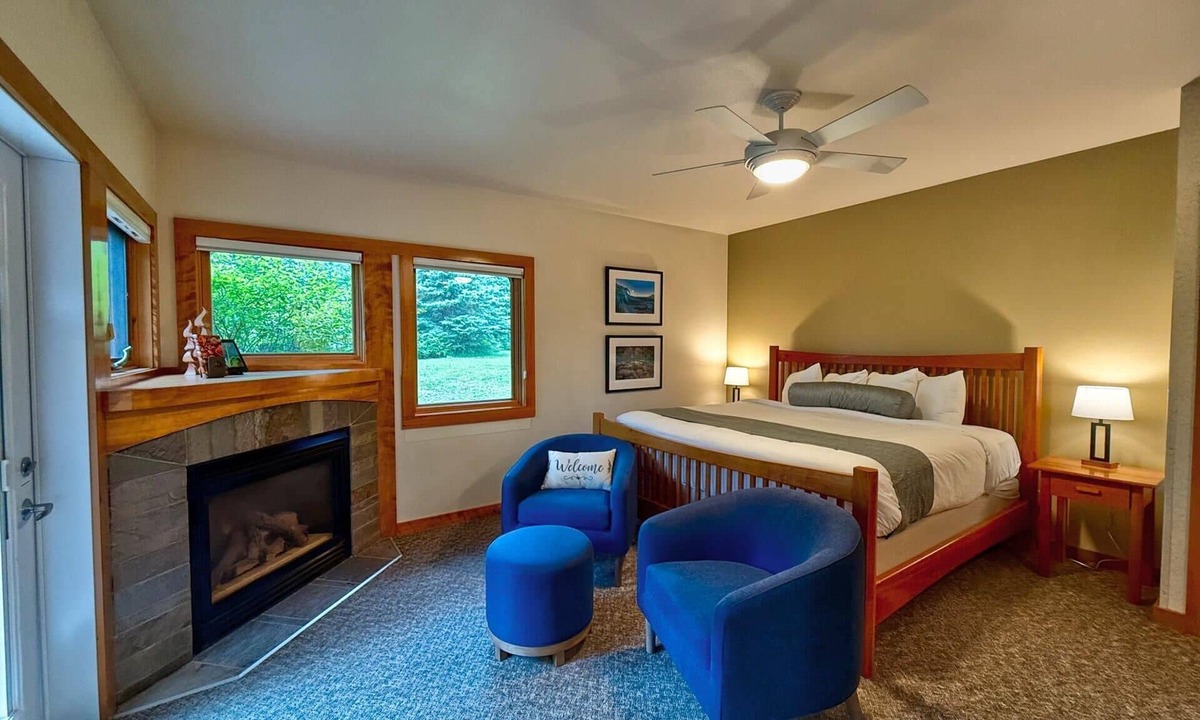 Lutsen Condo | Located directly on Lake Superior, this Guestroom is ideal for couples.