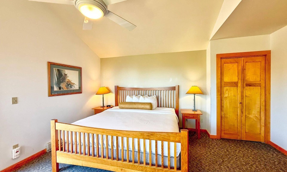Lutsen Condo | Located directly on Lake Superior, this Guestroom is ideal for couples.