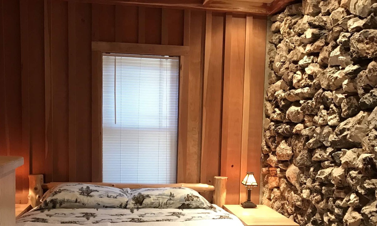 Mountain Home Cabin | Located in Mountain Home, this cabin is in the city center and in the mountains.