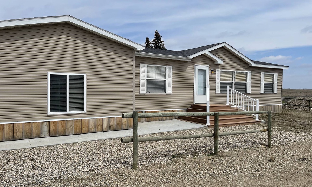 Kidder County House | Located right off main roads - with access to fishing, boating & hunting nearby!