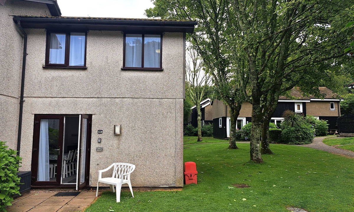 Saint Erth Praze Apartment | Located within the leafy grounds of Tolroy Manor, one mile south of Hayle.
