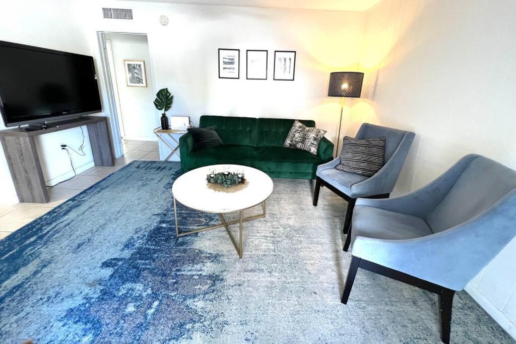 Coconut Grove Apartment | LOCATION! Apartment in Coconut Grove with parking