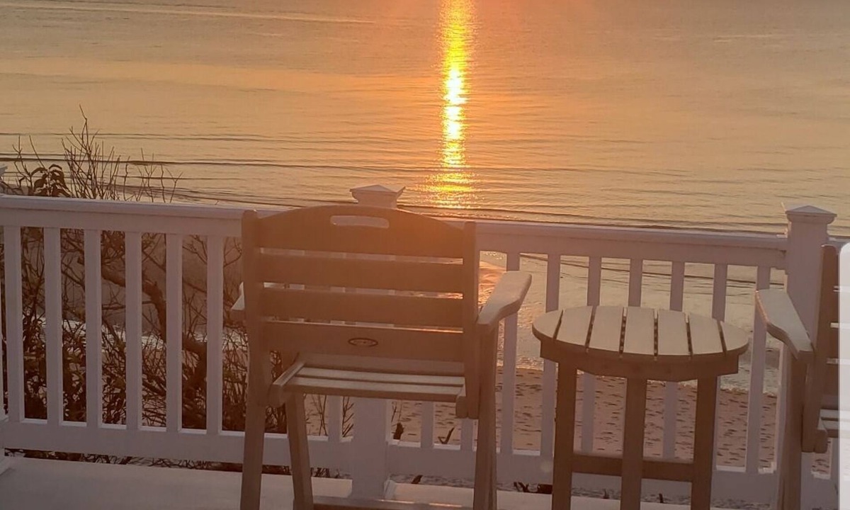 Villas House | LOCATION, LOCATION - BEACHFRONT 3 night stay expires 6/12, in season 1 wk min