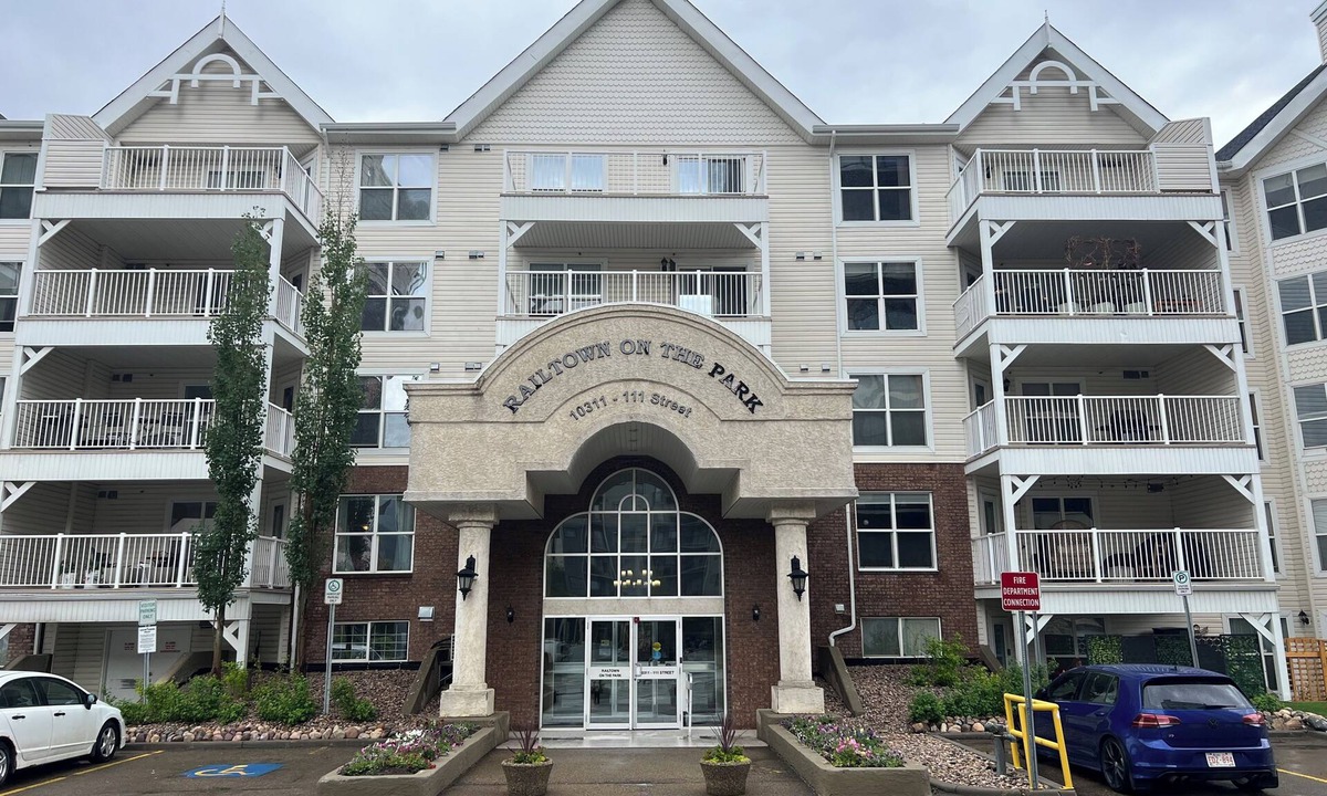 North Central Edmonton Condo | Location, Location,Luxurious 1141 sq ft condo in close to all major amenities