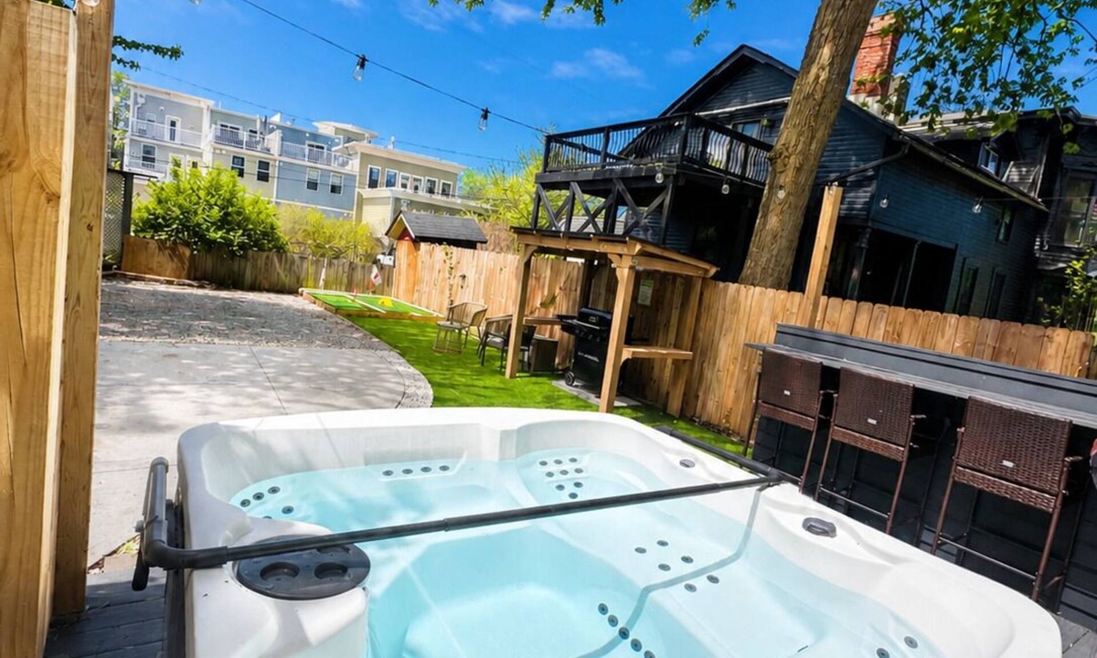 Detroit - Shoreway House | Location! Modern Ohio City Luxury + 2 King Beds + Luxury Hot Tub