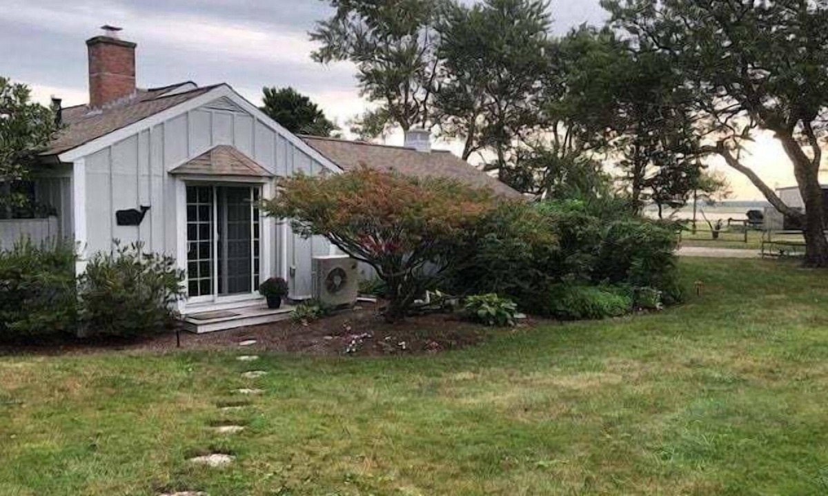 Barnstable Apartment | Location - Walk to Beach - Pool Access - Waterviews