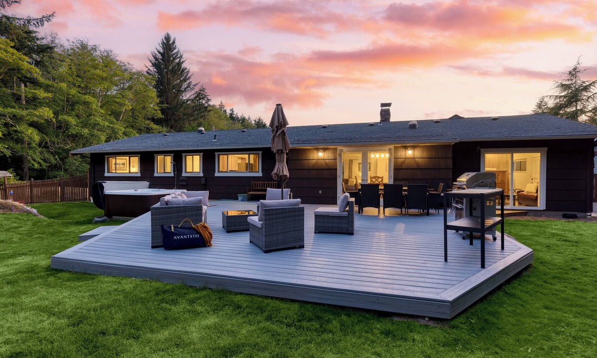 Oak Harbor House | Lodge at Deception Pass | Trails, Hot Tub, Walk to Cornet Bay