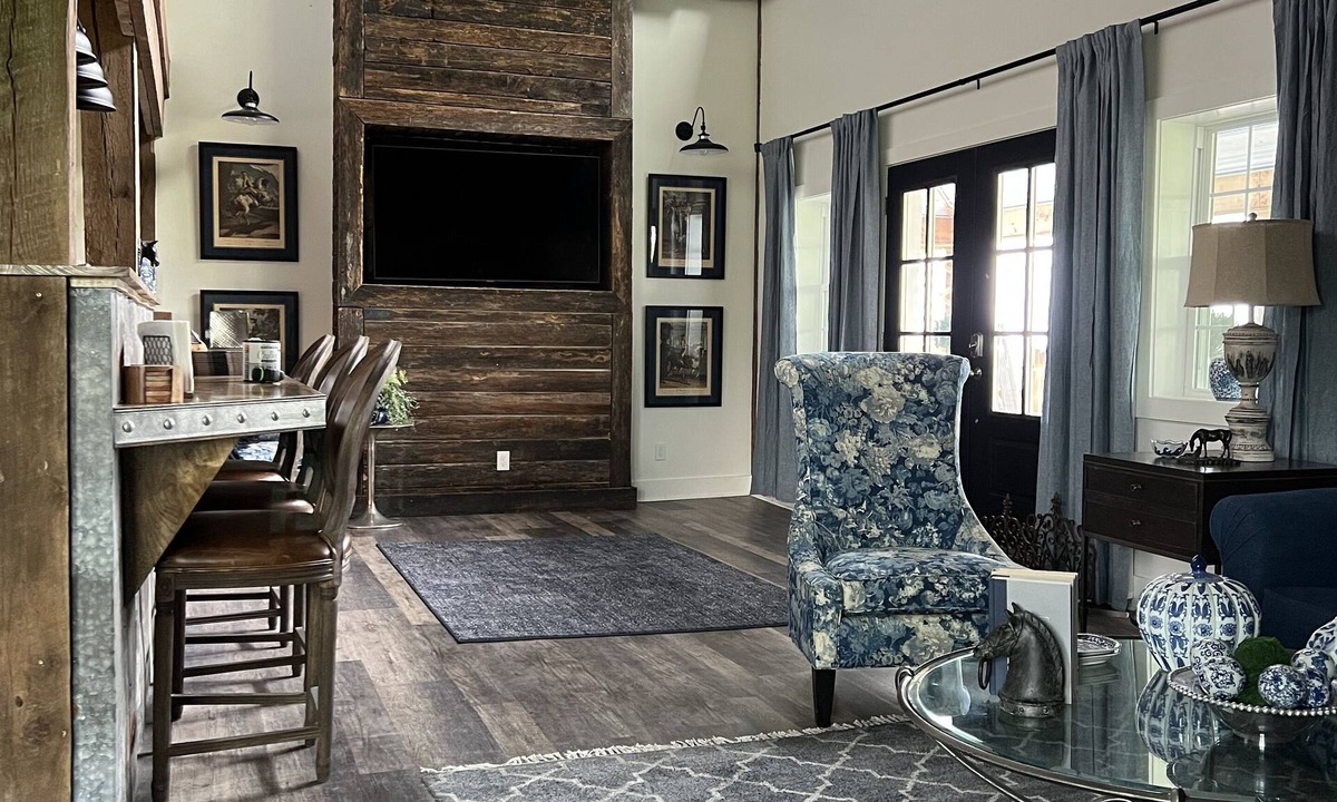 Georgetown Bed & Breakfast | Loft above Beautiful Horse Barn on Bourbon Trail
