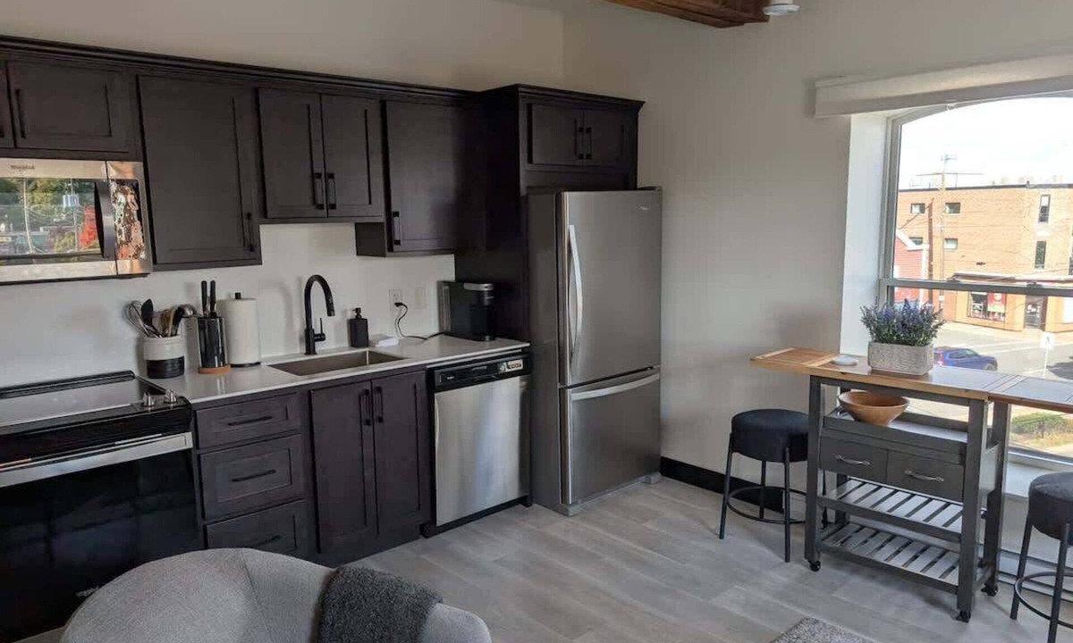 Truro Apartment | Loft, bright & spotless 1 BR with 6 appliances