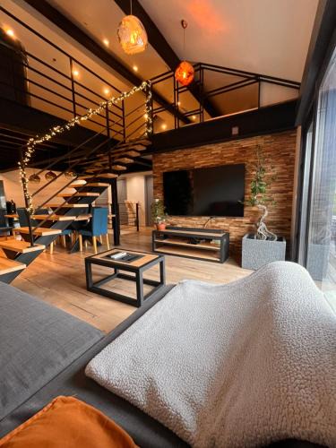 Sainte-Marie-dʼAlloix Apartment | Loft industriel avec jacuzzi