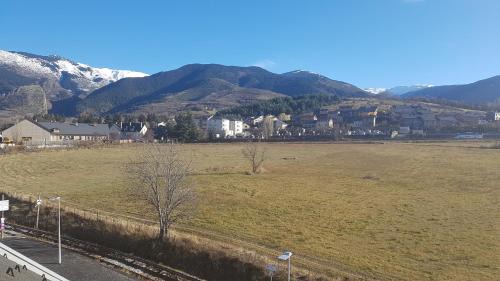 Saillagouse House | Loft mansardé du train jaune avec vue sur les montagnes