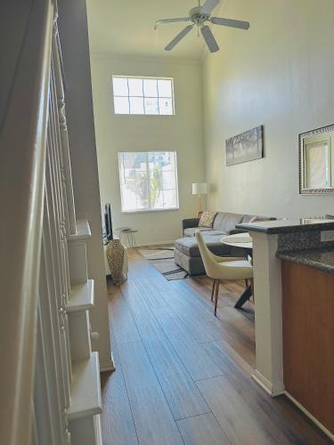 Culver - West Apartment | Loft Style,2 Beds ,Flexible self check in,Pool