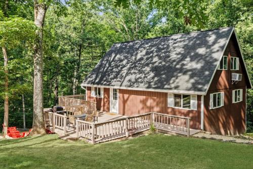 Ridgeway House | Loft style chalet w hot tub & fireplace