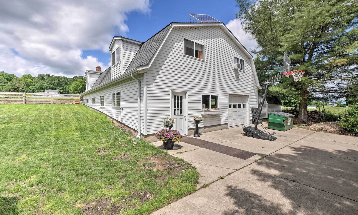 Huntsburg House | Loft Unplugged w/Outdoor Space in Amish Country!