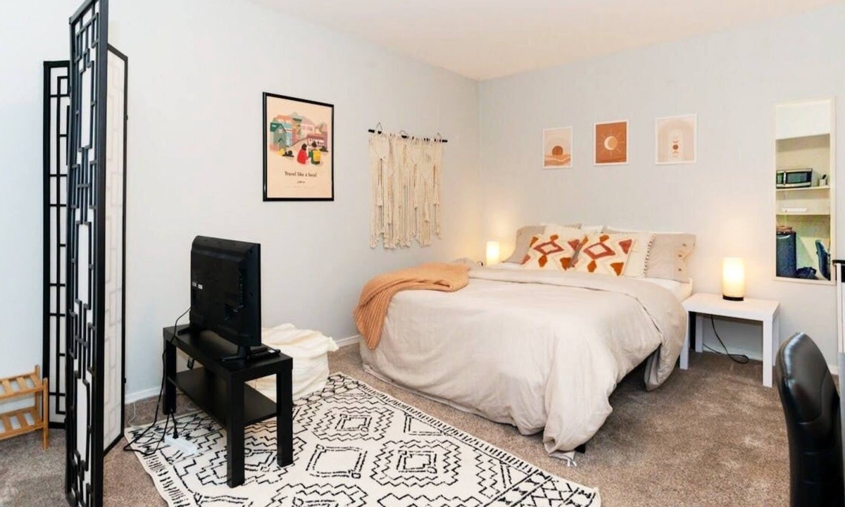 Greenwood Apartment | Loftium | Stylish Greenwood Guest Suite ★