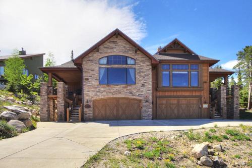 Woodmoor House | Lofty Fox Villa, Magnificent Views, Hot Tub