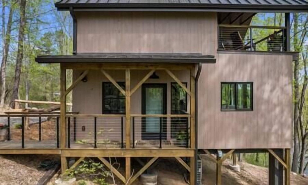 Alexander House | Lofty Ledges Hangout at French Broad River Farms
