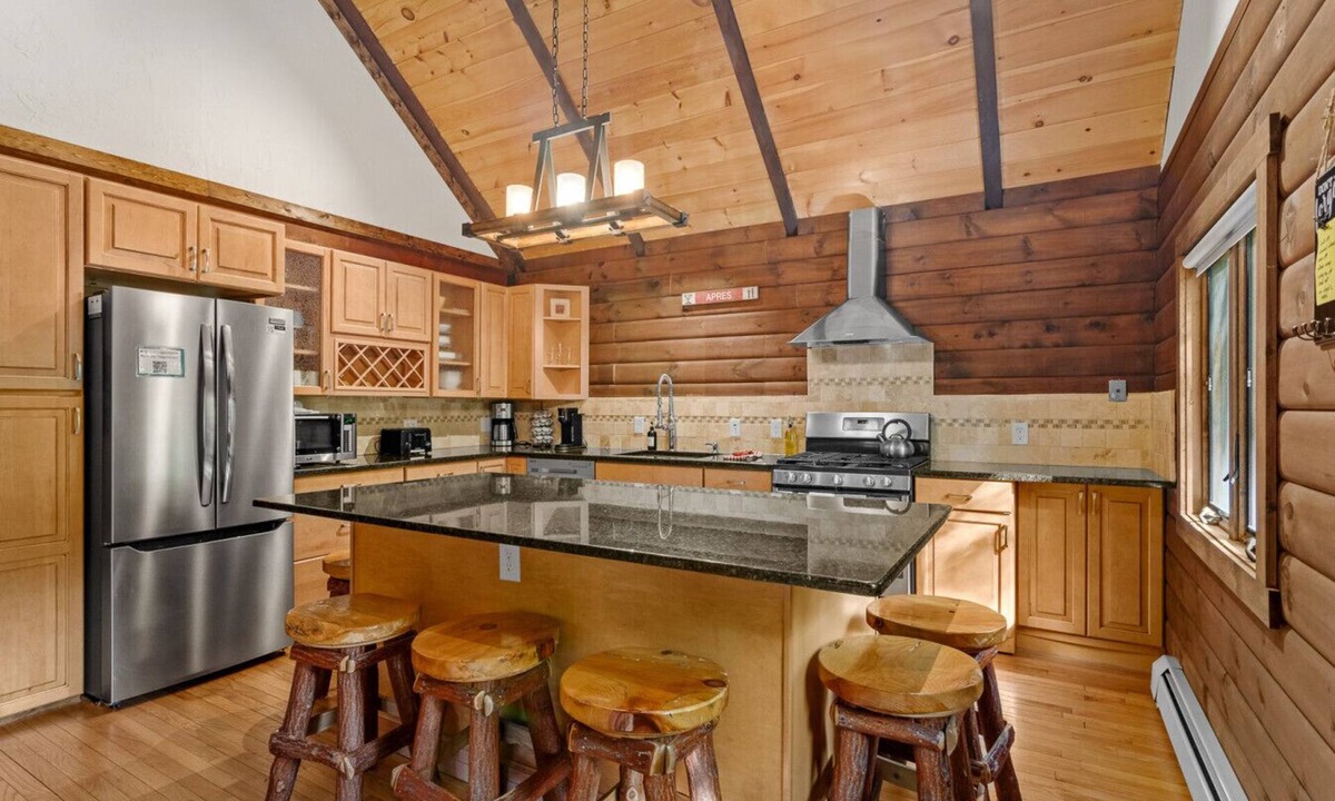 Highmount Cabin | Log Cabin 2min to Belleayre Base Lodge EV Charger