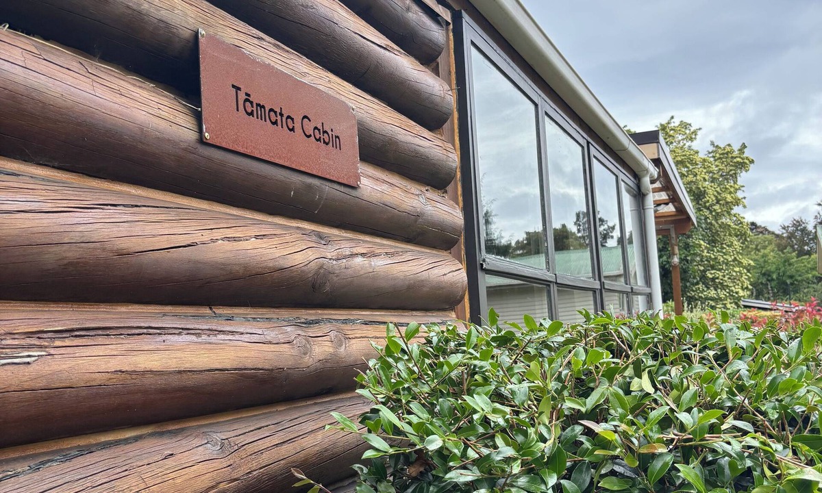 Hatepe Cabin | Log Cabin at the Lake Enjoy the peaceful idyllic lakeside settlement of Hatepe.