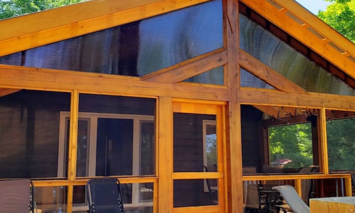 L'Amable Apartment | Log Cabin Escape on the Lake