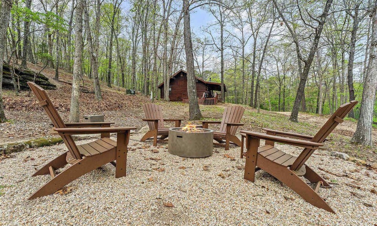 Eureka Springs Cabin | Log Cabin, Fire Pit, Hiking Trails, Porch Swing