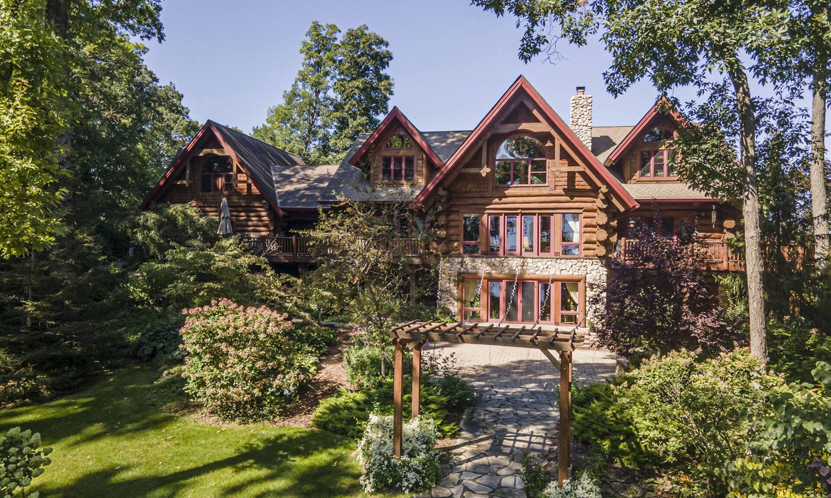 Lakeland Cabin | Log Cabin Mansion fronting Strawberry and Bass Lake with large oversized suites.