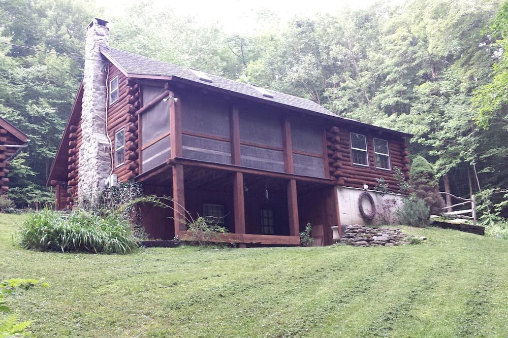 Sandgate House | Log Cabin Rental for Eight Guests with Walk-Out Bedroom near Manchester, Vermont