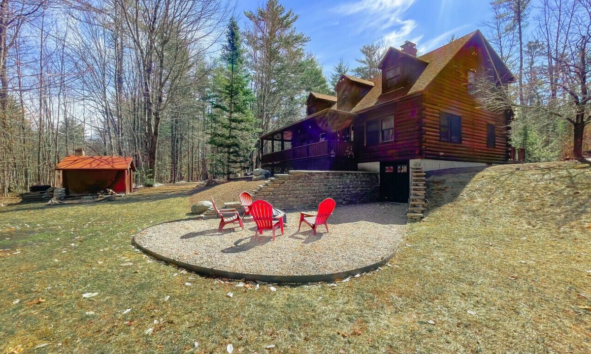 Bartlett House | Log Cabin w/Wraparound Porch & Scenic Train Views