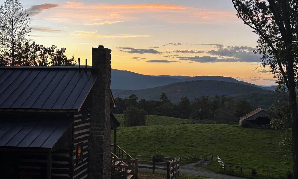 Lexington Cabin | Log cabin with mountain VIEWS in Lexington! Near VA Horse Ctr, 8 mi from VMI/W&L