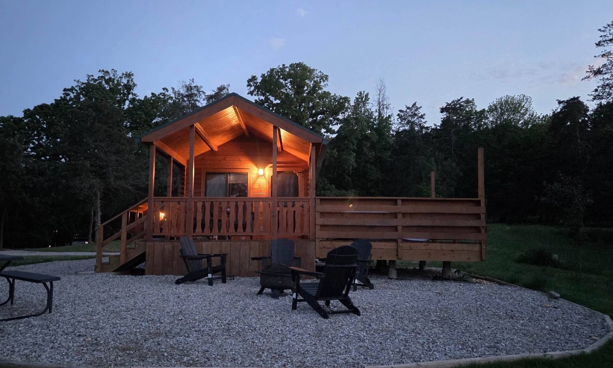 Jones Mills Cabin | Log Cabin with Private Hot Tub, Fire Pit, & King Bed Near Hot Springs