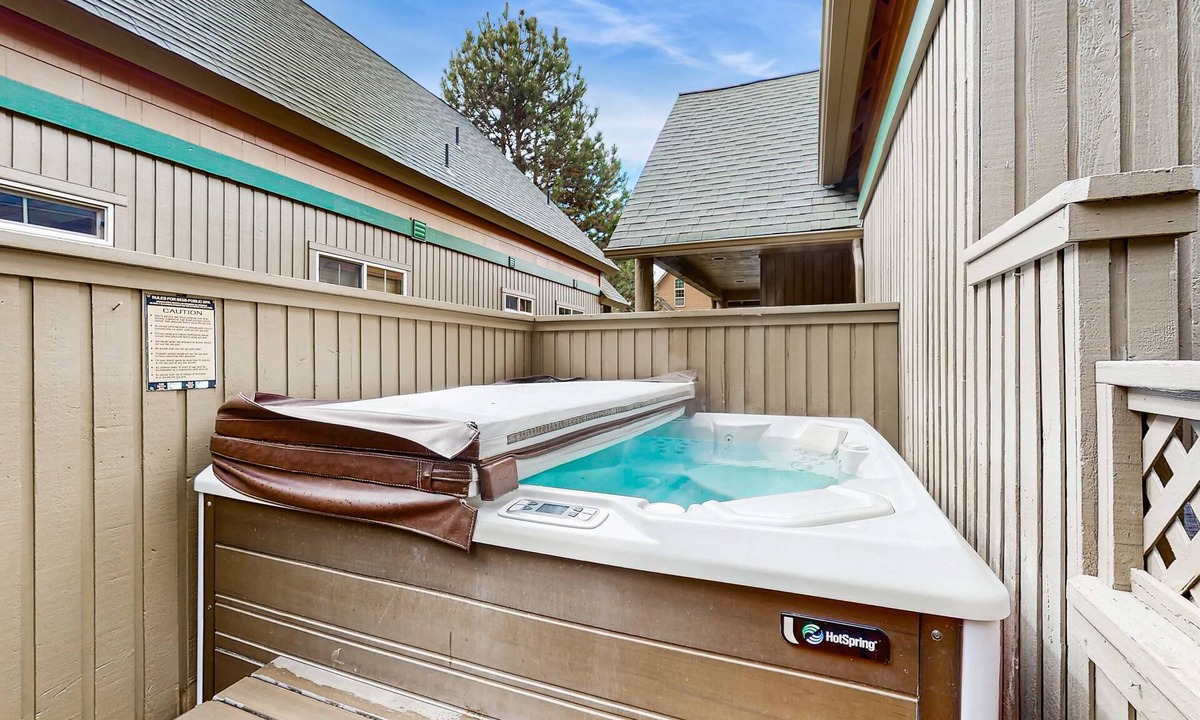 Redmond Ski Chalet | Log decor home with private hot tub, deck & shared pools & tennis